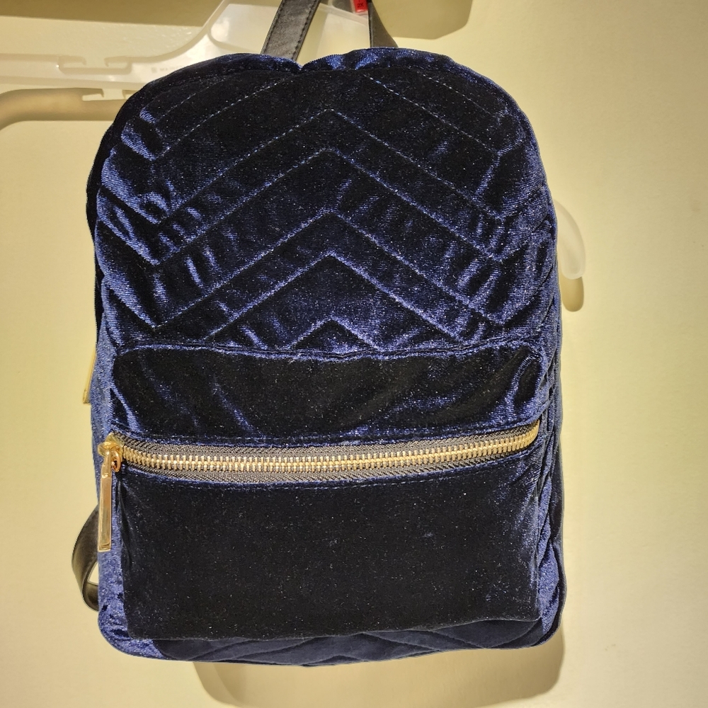 💙 EUC Navy Quilt Velvet Backpack - Picture 7 of 11